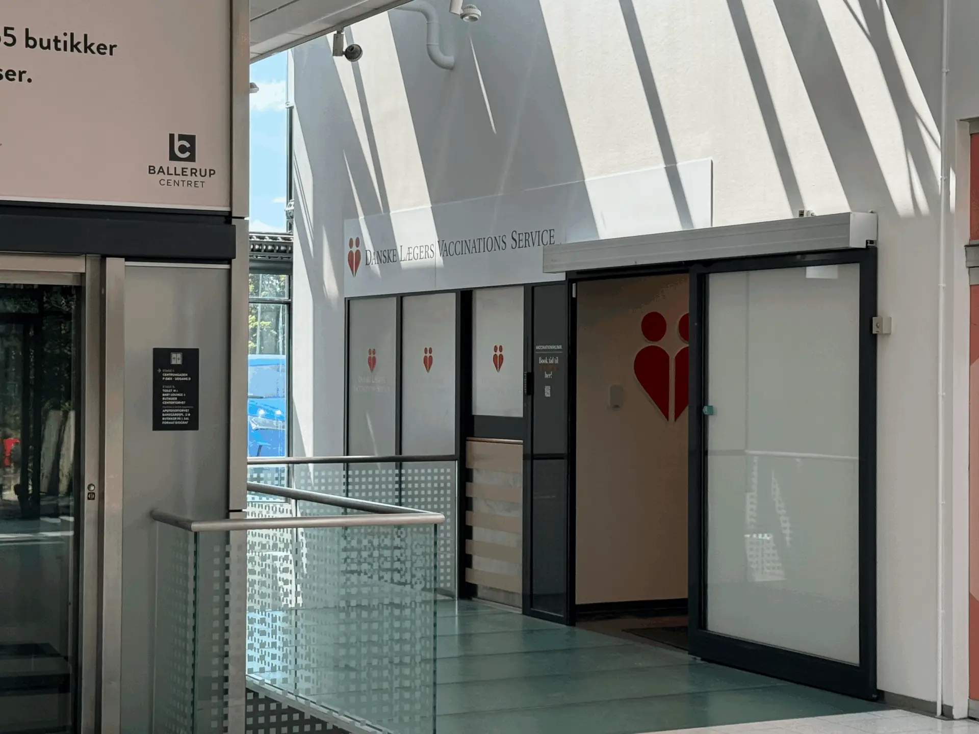Facade billede af Danske Lægers Vaccinations Service i Ballerup Centeret