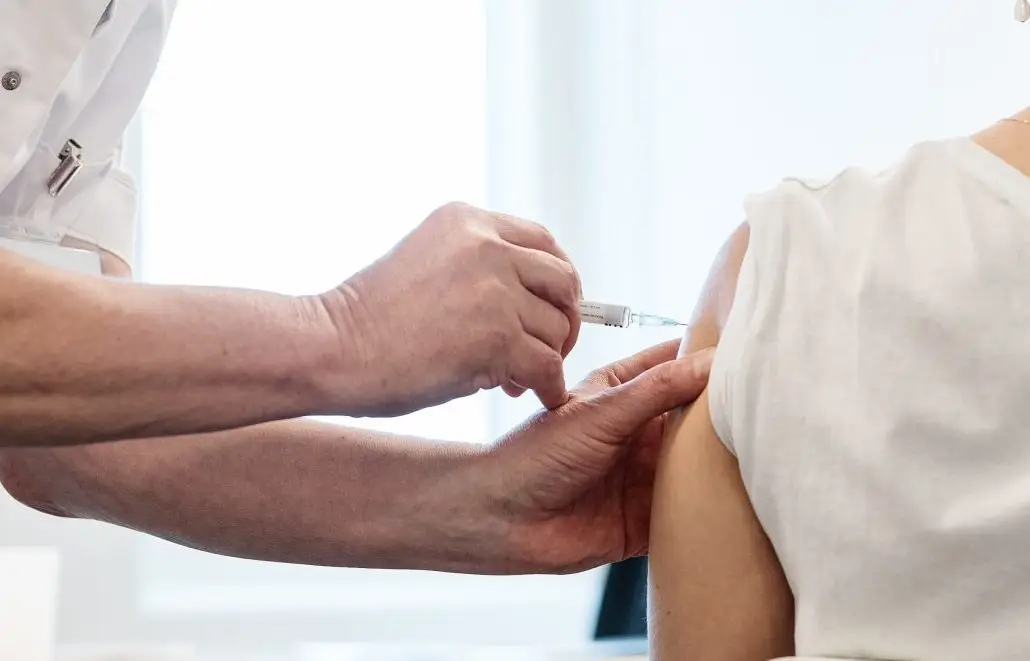 Cheflæge Carsten Schade Jensen vaccinerer borger mod influenza