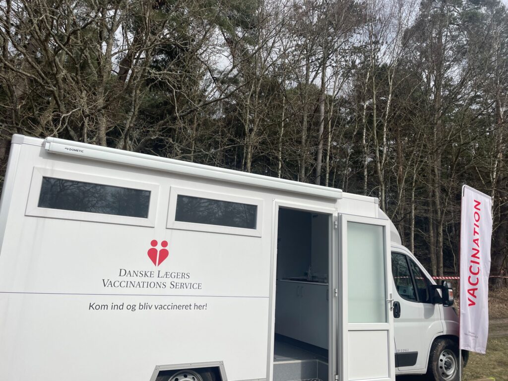 Varevogn med Danske Lægers Vaccinations Service logo på til vaccination