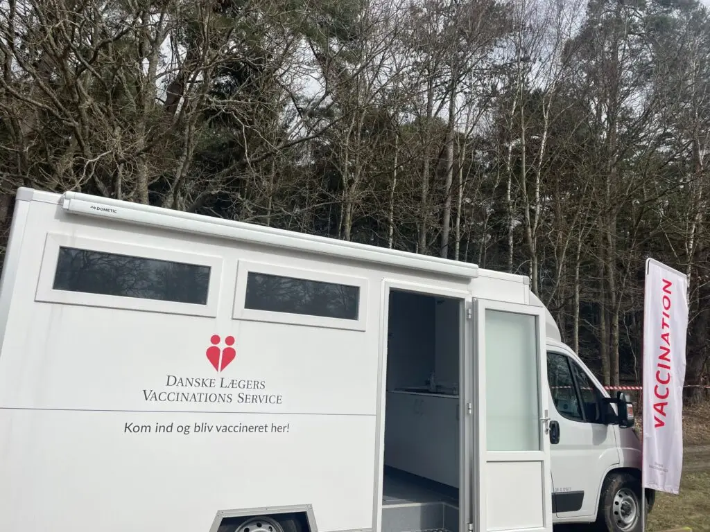 Varevogn med Danske Lægers Vaccinations Service logo på til vaccination