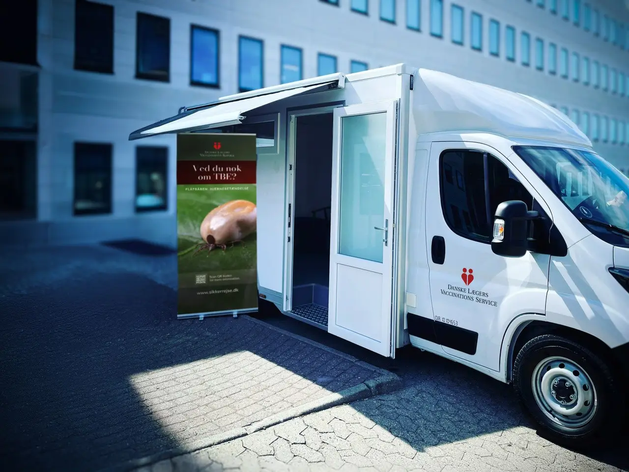 Danske Lægers Vaccinations Services Vaccinationsbus med TBE banner