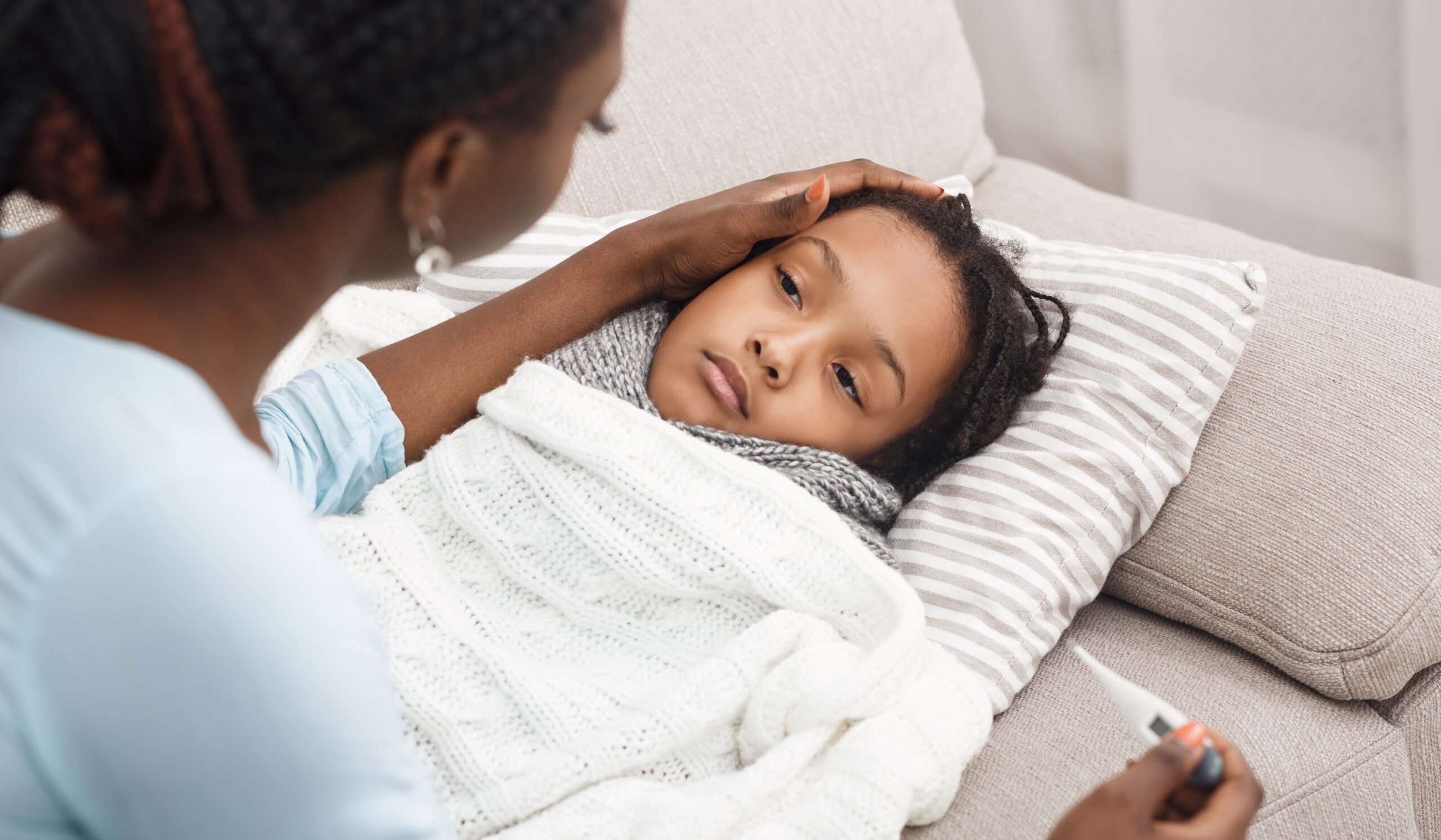 Sengeliggende syg pige