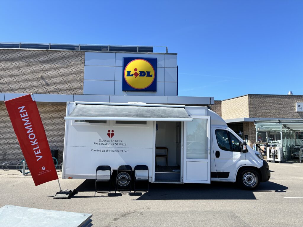Vaccinationsbussen holder foran Lidl