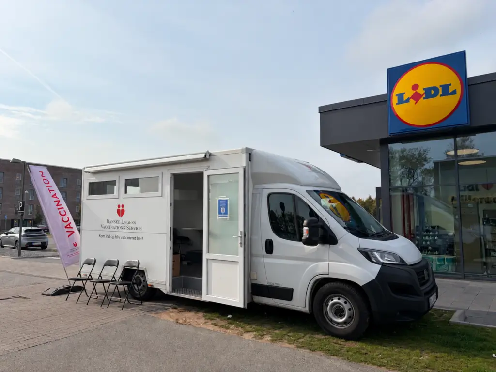 Vaccinationsbussen står foran Lidls butik i Hillerød