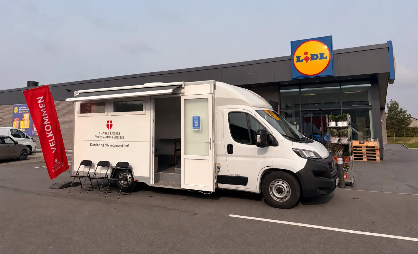 Vaccinationsbussen står foran Lidl i Hillerød